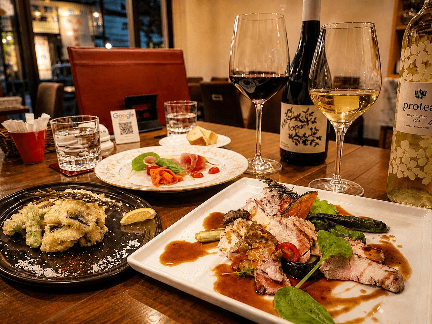 テーブルの上に並ぶイタリアンバルの料理盛り合わせ